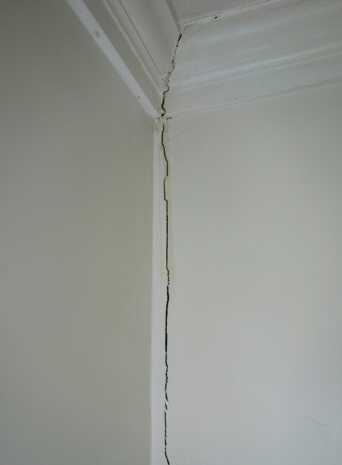 crack on drywall